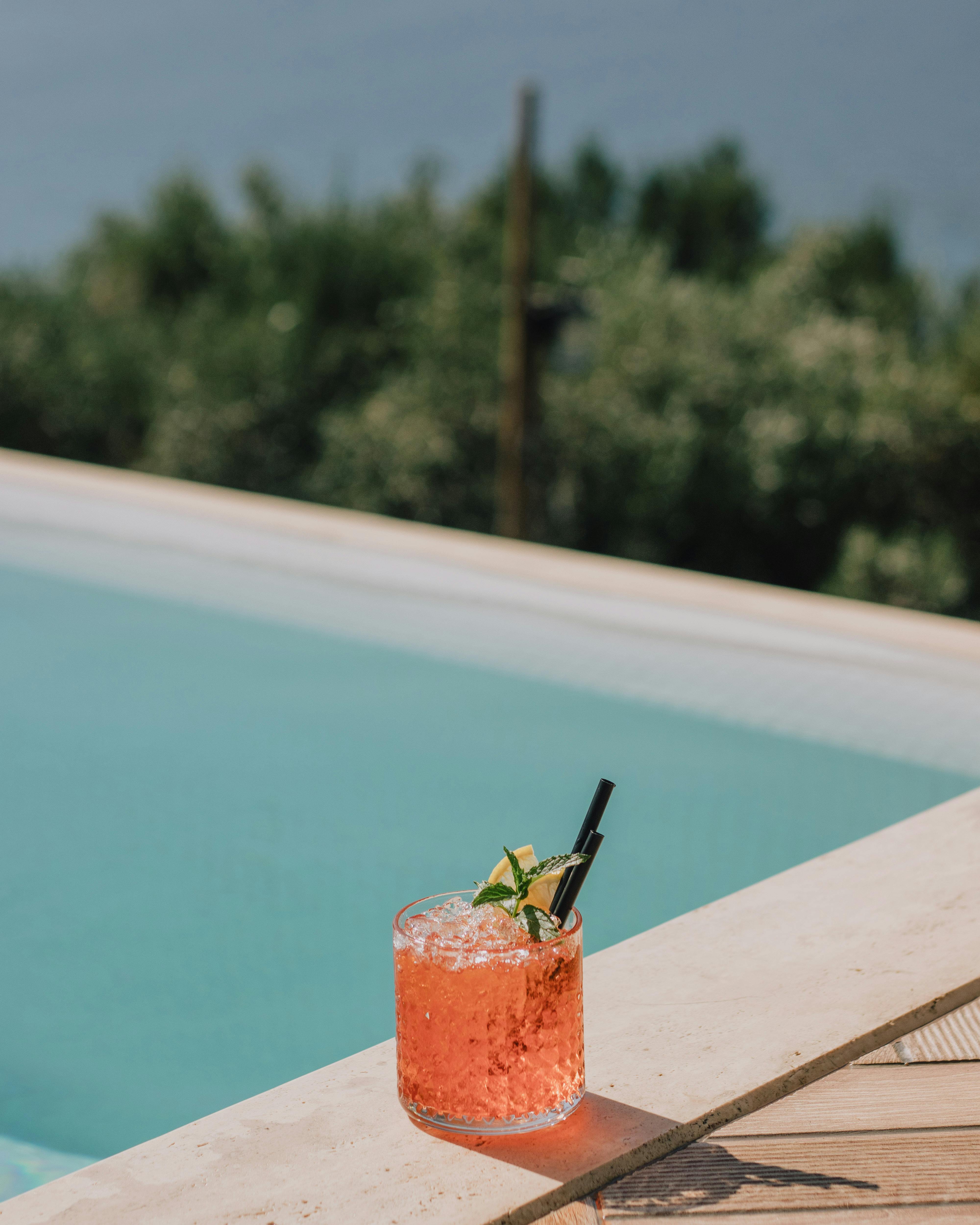 Cocktails au bord de la piscine